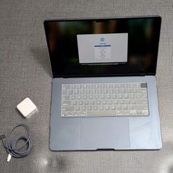 Apple MacBook Air 15" M2 8-CPU 16 GB Ram / 512GB SSD / Accessories Included