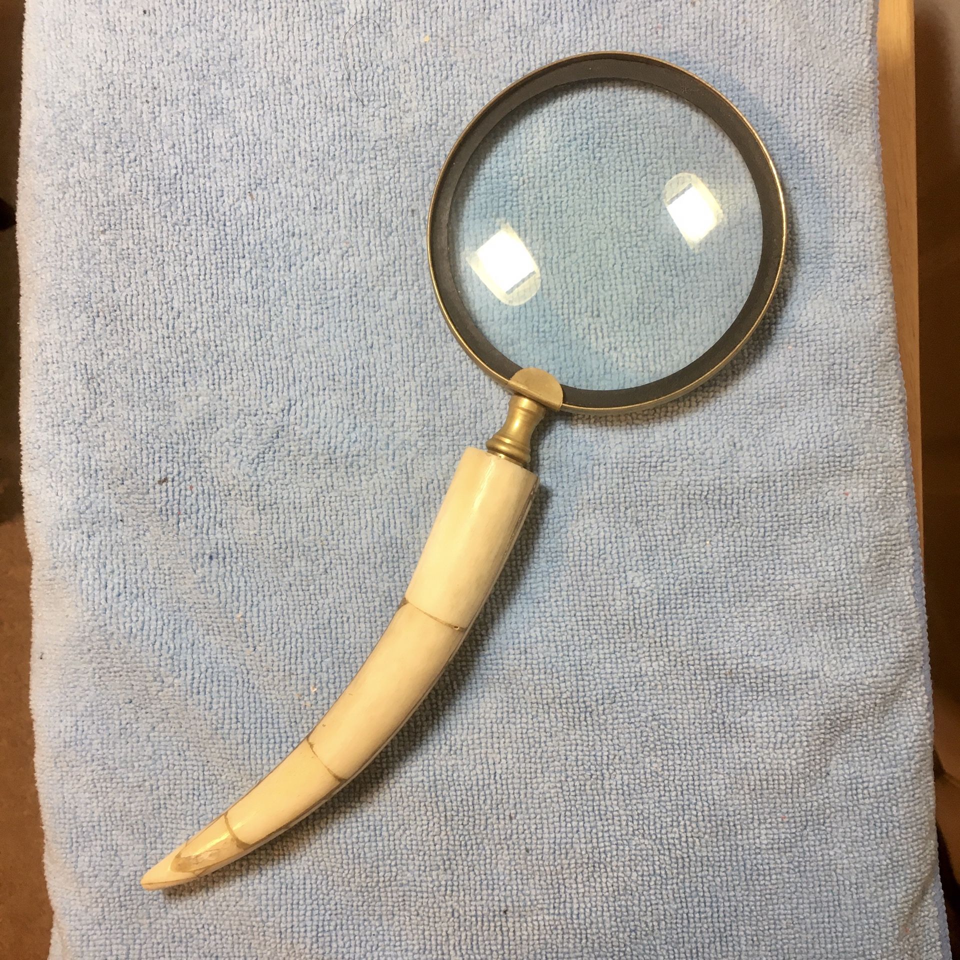 Magnifying Glass (4”) with multi-piece Curved Handle