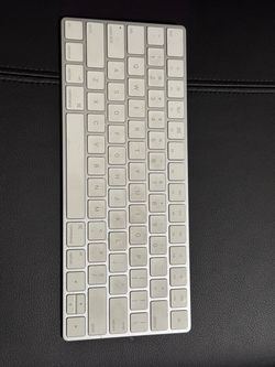 Apple A1644 MLA22LL Magic Keyboard White Fuly Tested Works Great!!!!