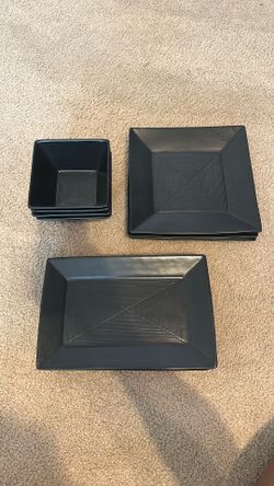 Black plate and bowl set (4pcs each)