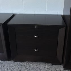 Dark Wood Nightstand – Clean & Sturdy