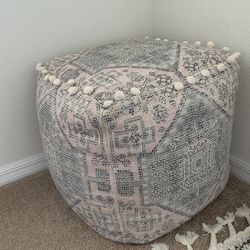 Decorative pouf ottoman
