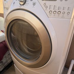 Whirlpool Washer 4.4 Cuft Front Load  Steamer 