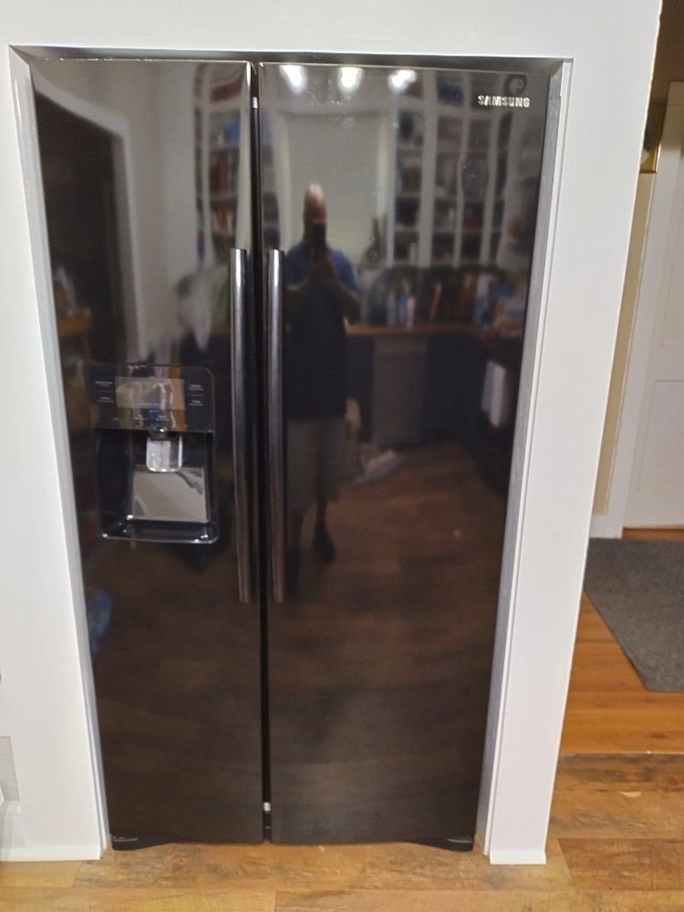 Samsung Fridge double door Freezer Chest. Runs Excellent. 36x 70.