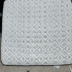 Sealy Posturepedic king size mattress and box spring set an excellent condition