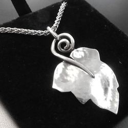 JAMES AVERY FLOATING GRAPE LEAF PENDANT WITH CHAIN