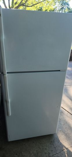 GE Refrigerator with a Top frizer