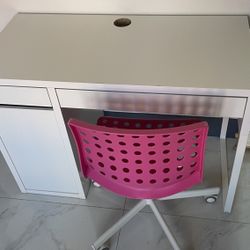 Desktop Like New With Chair