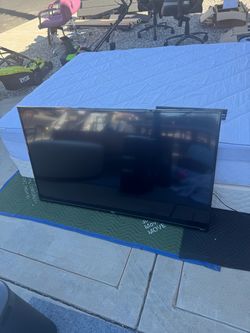 55” TCL Roku Flat Screen TV with remote and wall mount like new $150