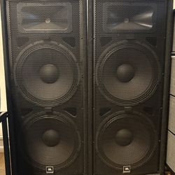 Dj Speakers, QSC GX5, Harbinger Mixer