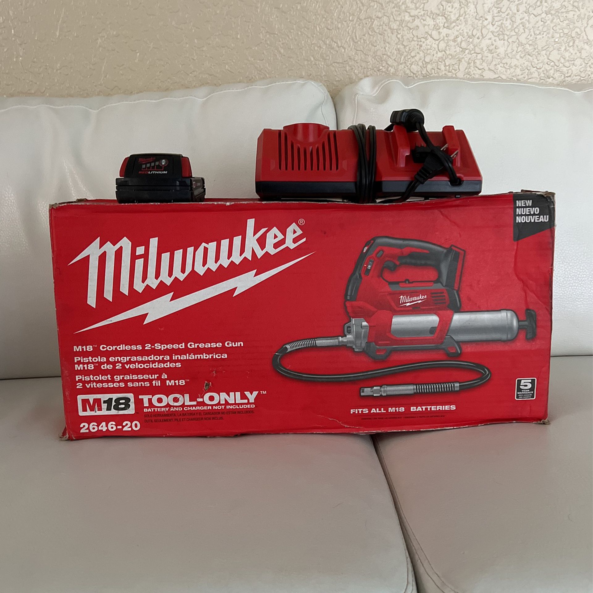 Milwaukee Cordless 2-speed Grease Gun And Ep Grease
