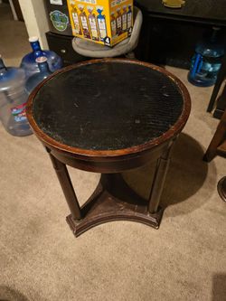 Round table like leather black top nice in great condition