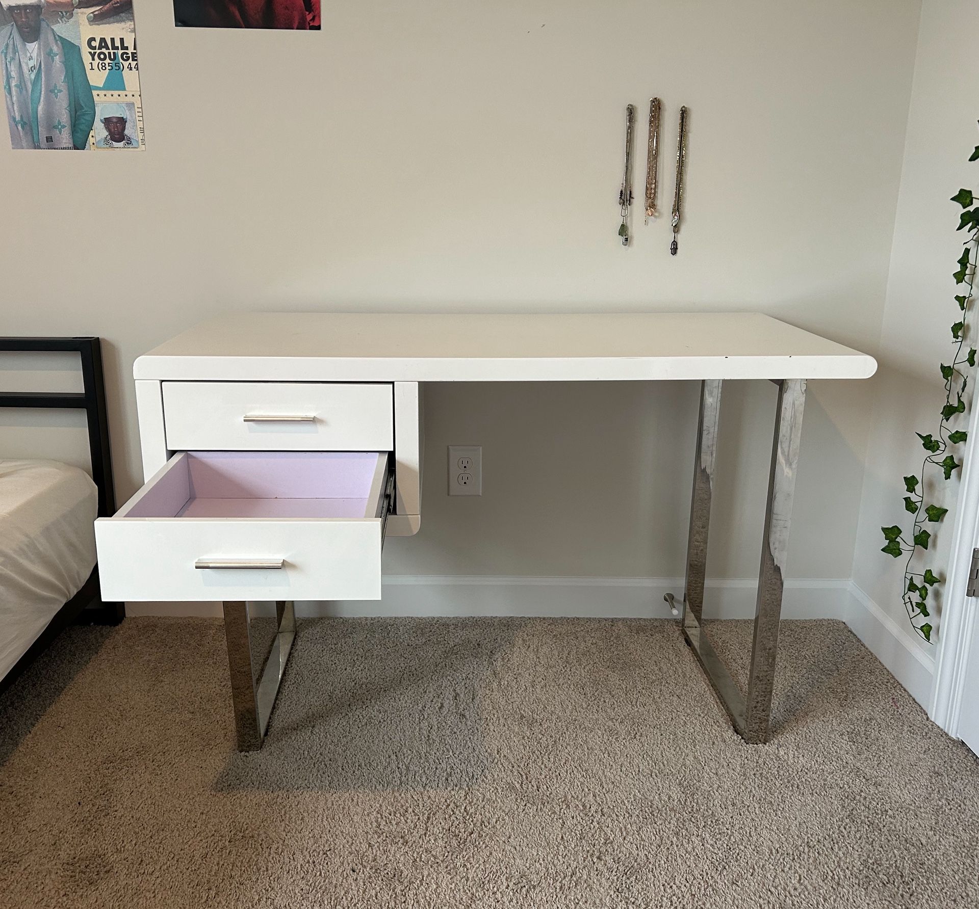 White Desk ($85 OR BEST OFFER)