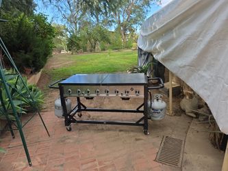 Members mark 8 burner grill