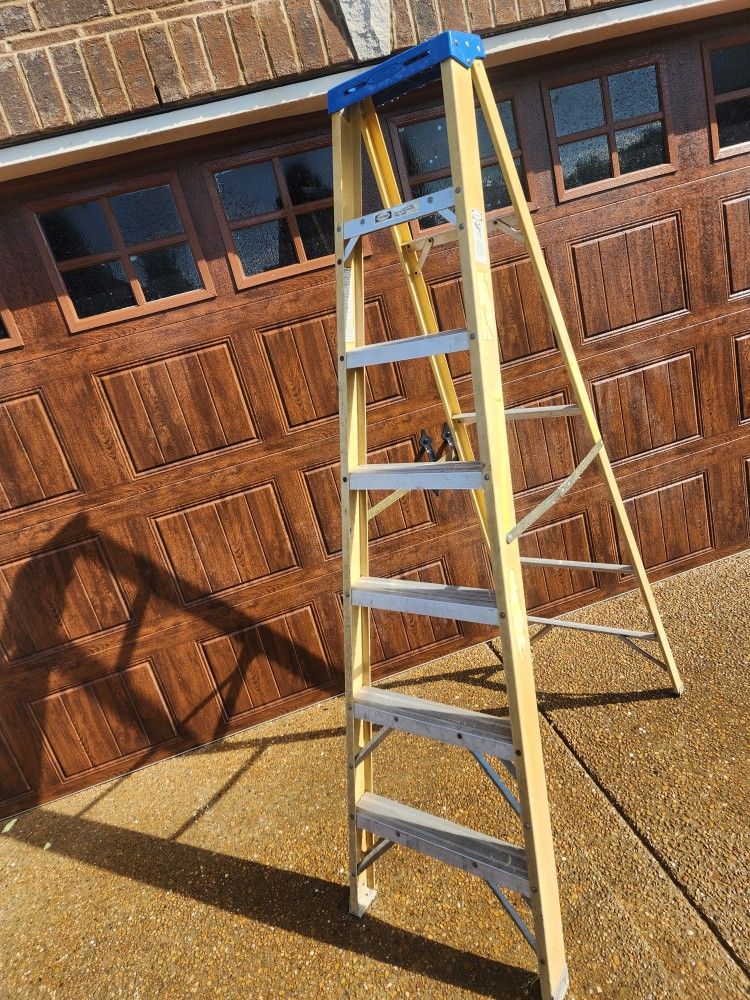 *** 8 FT FIBERGLASS LADDER ***