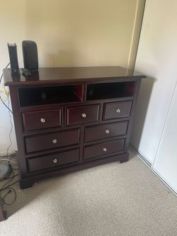 Queen frame three-piece bedroom set