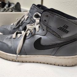 Nike Air Jordan Shoes. Size US 7Y, EUR 40. Made in China. Very good condition.  Please see the photo.