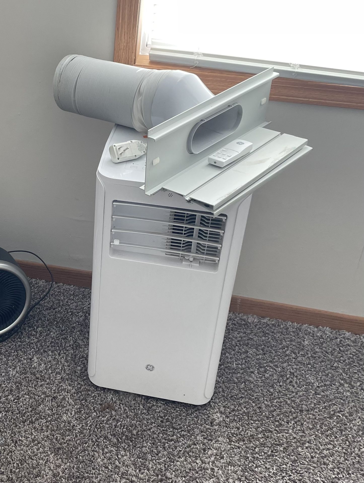 Portable Air Conditioner / Dehumidifier (delivery available)