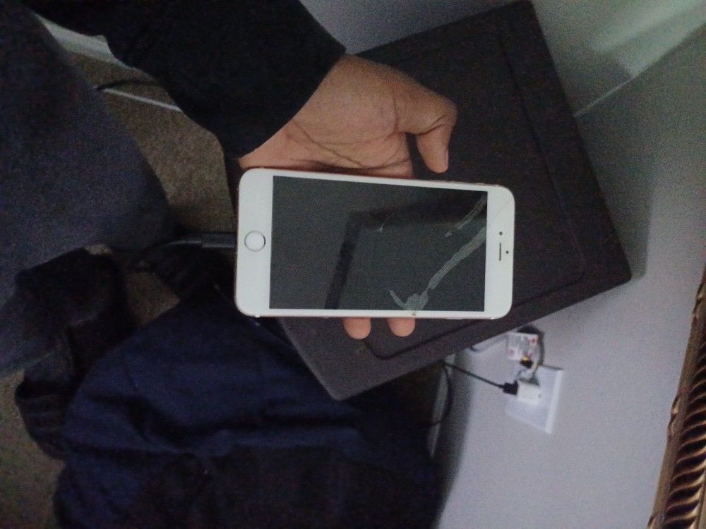 Working Iphone 6 S Just Have A Crack In The Screen But Still Work