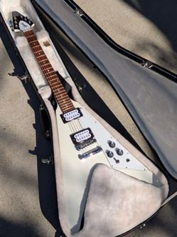 2017 Gibson Flying V HP – Alpine White – Bare Knuckle Nailbombs + Gibson Case