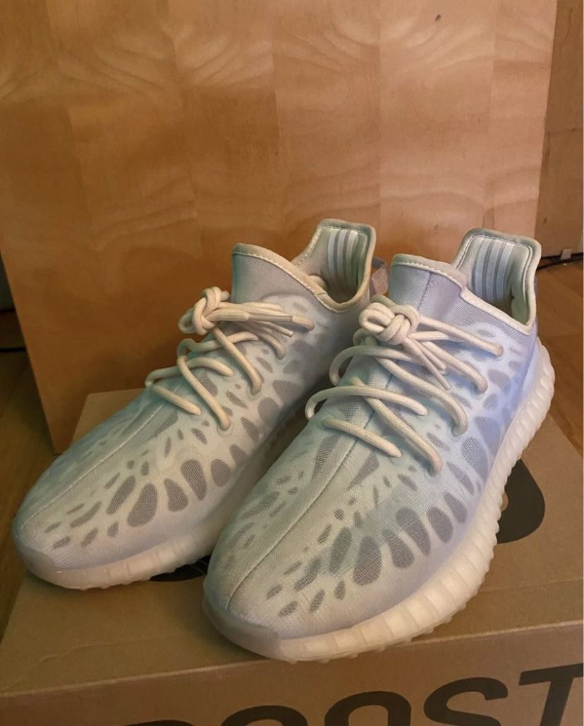 yeezy mono ice footlocker
