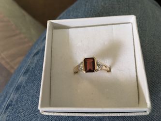 10kt gold garnet and diamond ring