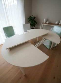 Modern Dining Set – Extendable Table + 4 Chairs – Like New – $450