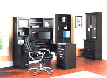 Realspace Magellan office furniture set