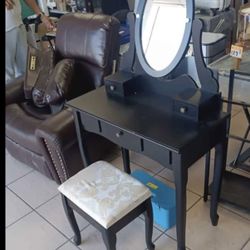 Brand New Makeup Vanity With Lights 