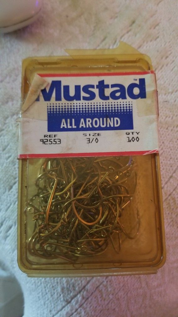 3)0 Mustad. 100 Hooks