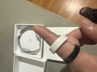 Oura Ring 4 ceramic white