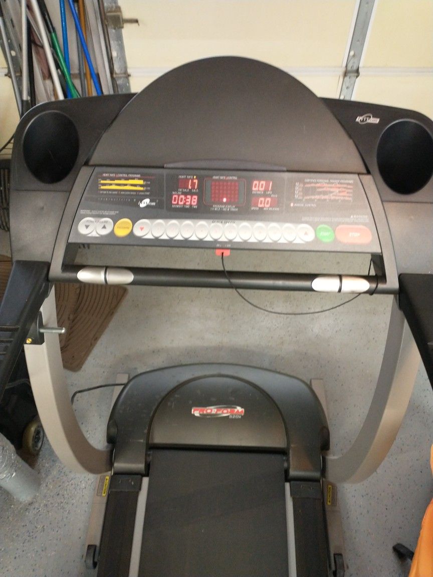 Proform 520x Treadmill for Sale in Monroe Township, NJ - OfferUp