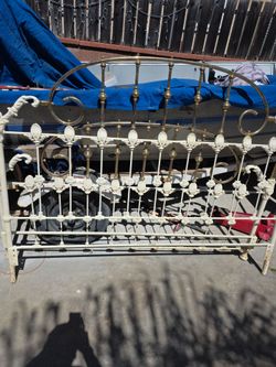 Elliott vintage bed fram