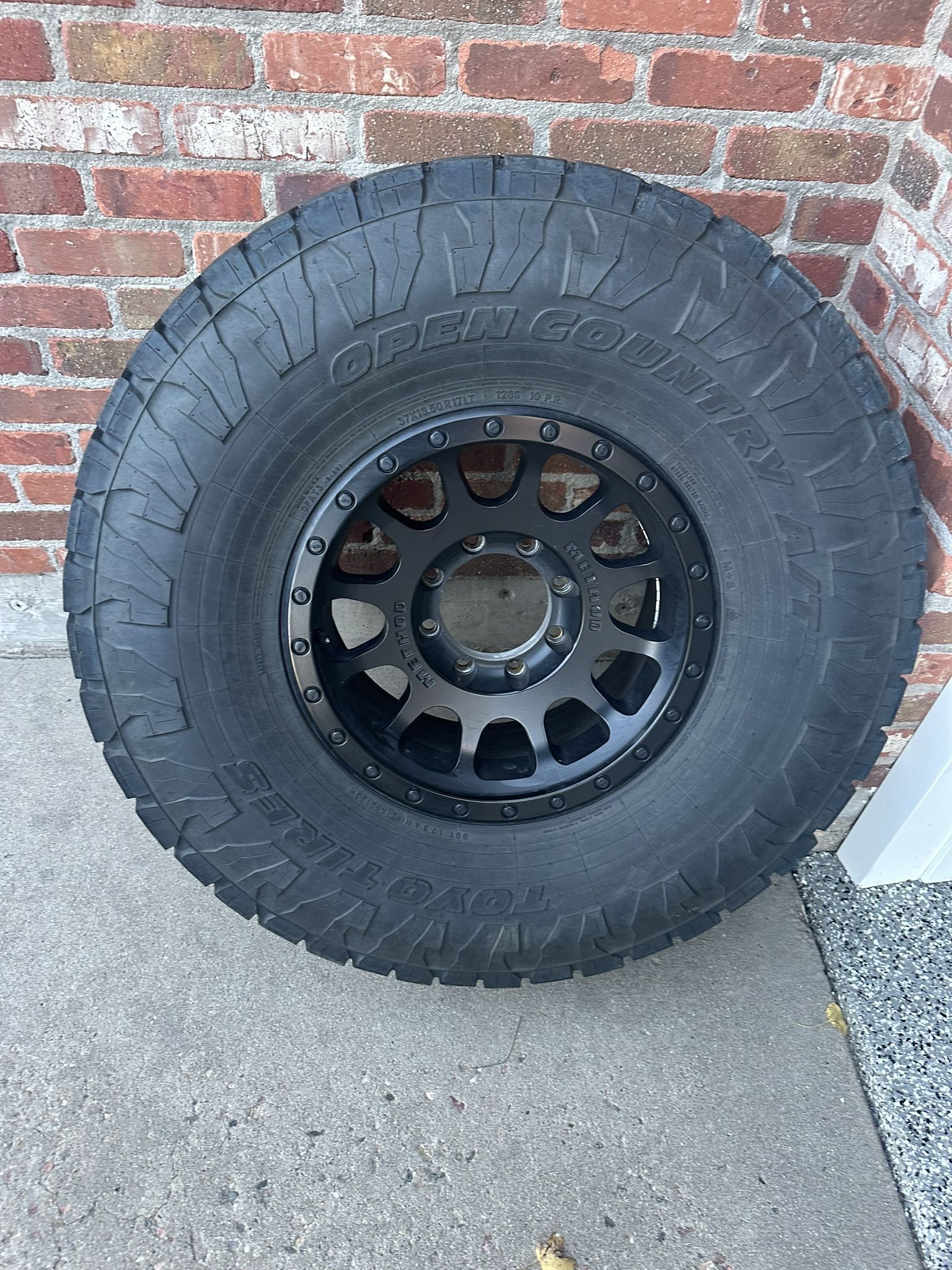 Toyo Open Country AT3  37x13.5r17 on Methods