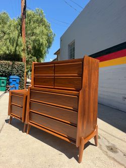 Mid-Century Modern United Furniture Corp Walnut Tallboy Dresser & Nightstand Set