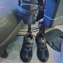 Orthopardic Shoes With Right Foot Support Brace