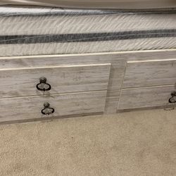 Twin panel bed with 2 storage drawers and mattress.  Very good conditions!