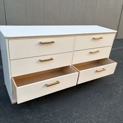 BEAUTIFUL WHITE 6 DRAWER DRESSER W/ GOLD ACCENT KNOBS💫