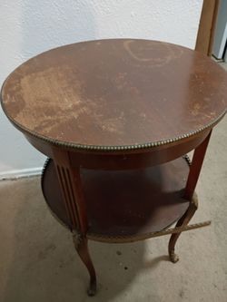 Two-tier round occasional accent table in a Louis XVI style, with brass or bronze mounts, fluted legs 20 x 28