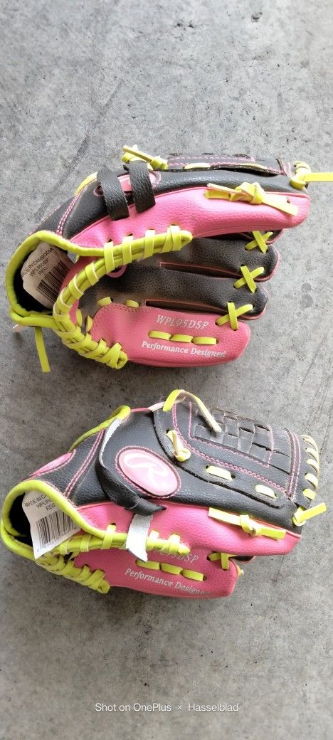 2 Rawlings Girls Gloves. Size Regular.
