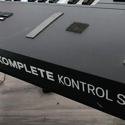 Komplete Kontrol S61 MIDI KEYBOARD