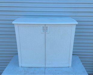 Suncast Outdoor 97-gallon Cabinet Deck Storage Box, White