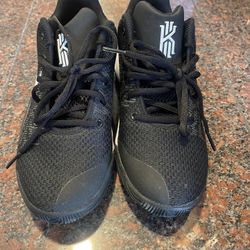 Nike Kyrie Irving Basketball Shoes Youth Size 5