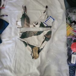 Bikini beige y verde, diseño de hojas Talla  S 