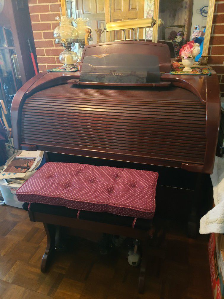 Excellent Condition! Lowery Majesty LX-510 Organ with Bench!
