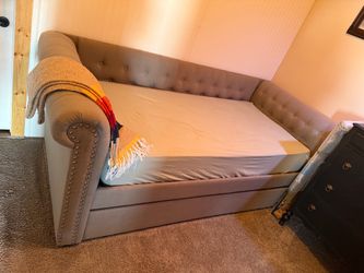 Day bed with trundle