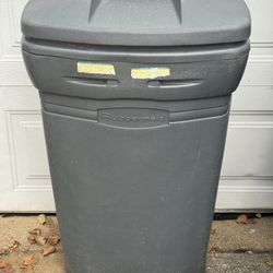 RUBBERMAID TRASH BIN 
