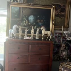 Cuadro y estatuas.  Todo. $90