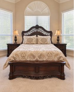 Elegant Queen Bedroom Set