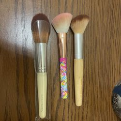 3 Makeup Brushes 